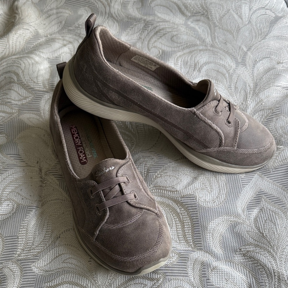 Skechers Women's Air cooled memory foam Gray Sneakers Loafer size 8.5 shoes